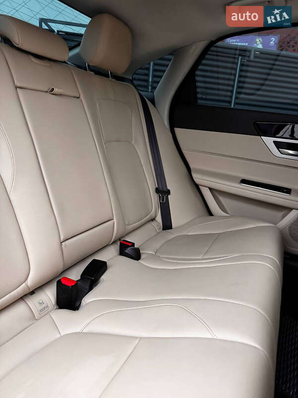 Седан Jaguar XF 2016 в Киеве