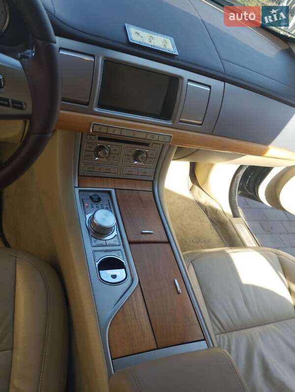 Седан Jaguar XF 2009 в Казатине