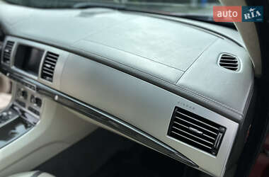 Седан Jaguar XF 2012 в 