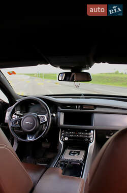 Седан Jaguar XF 2017 в 