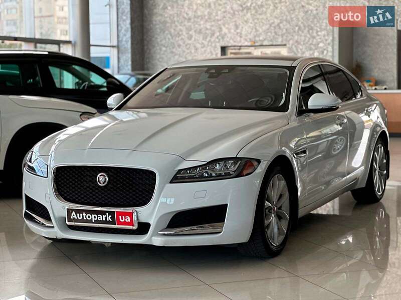 Седан Jaguar XF 2016 в 