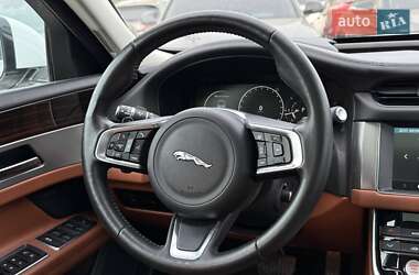 Седан Jaguar XF 2017 в 