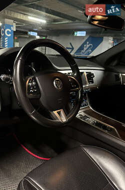 Седан Jaguar XF 2012 в 