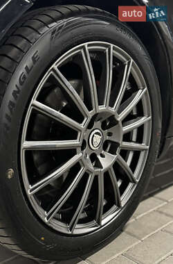 Седан Jaguar XF 2012 в 