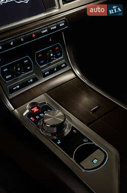 Седан Jaguar XF 2012 в 