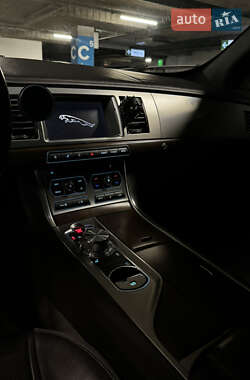 Седан Jaguar XF 2012 в 