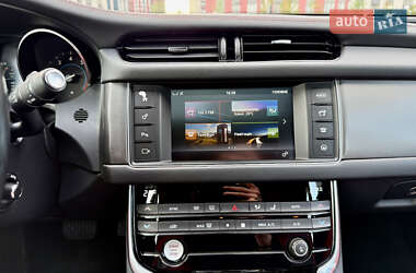 Седан Jaguar XF 2015 в 