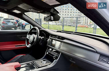 Седан Jaguar XF 2015 в 