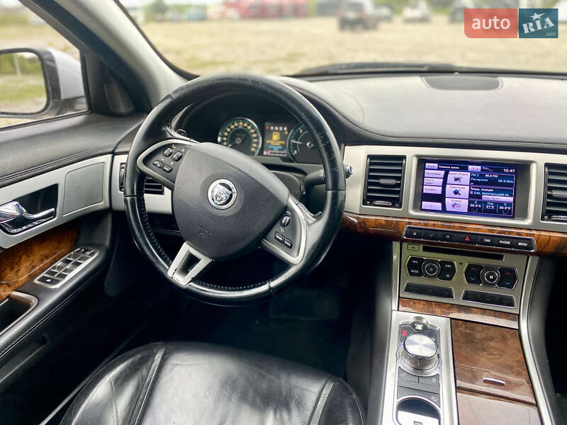 Седан Jaguar XF 2013 в Новояворовске