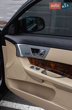 Седан Jaguar XF 2013 в 
