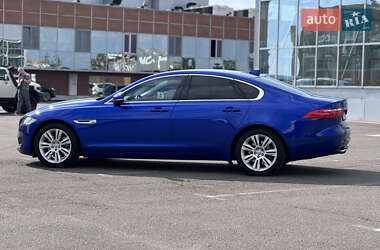 Седан Jaguar XF 2016 в 