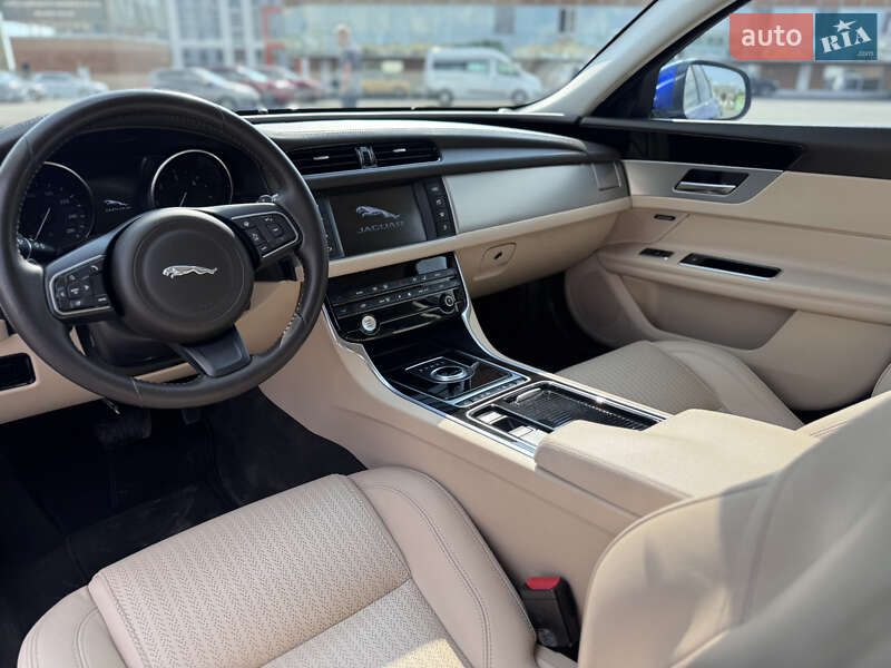 Седан Jaguar XF 2016 в Киеве