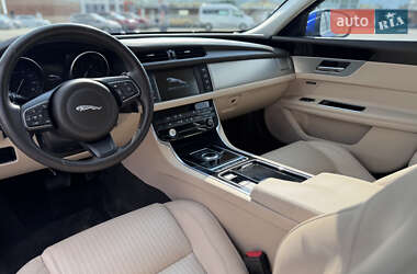 Седан Jaguar XF 2016 в 