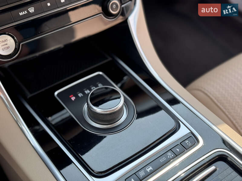 Седан Jaguar XF 2016 в Киеве
