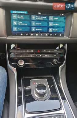 Седан Jaguar XF 2020 в 