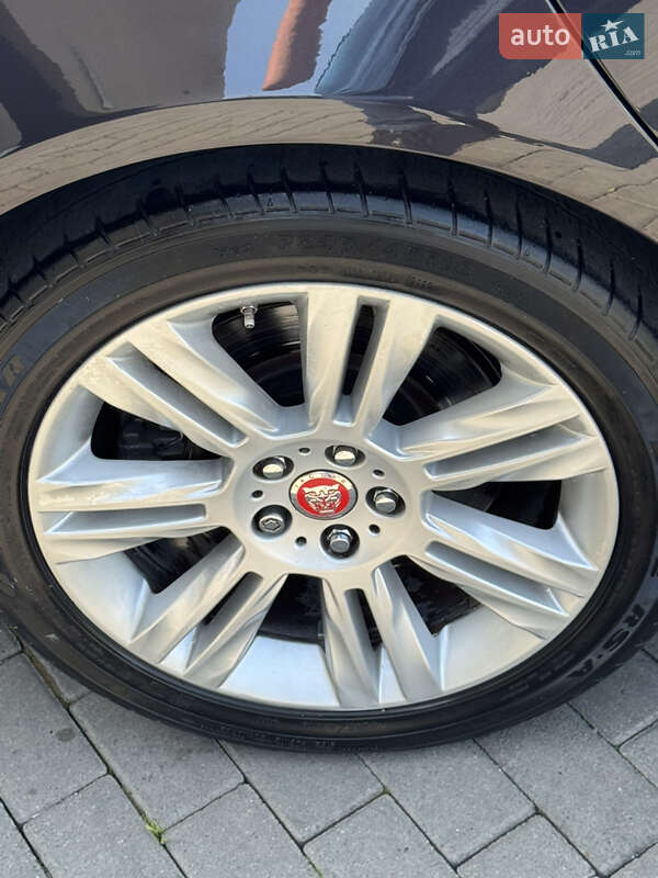Седан Jaguar XF 2015 в Львове