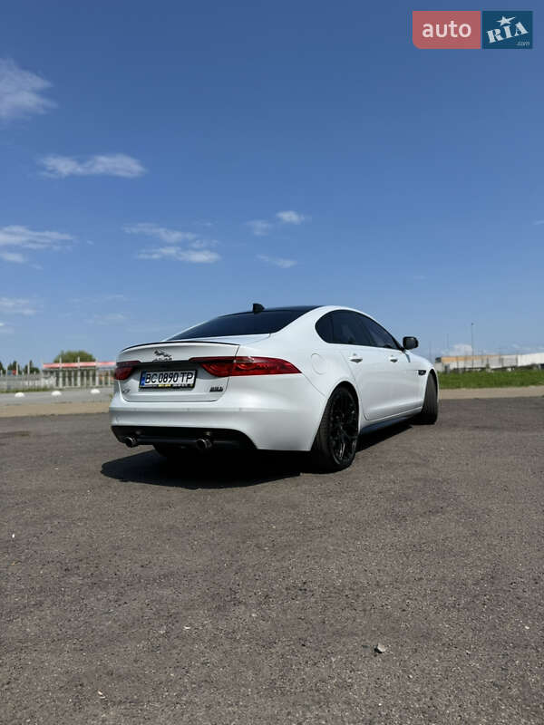 Седан Jaguar XF 2016 в Львове