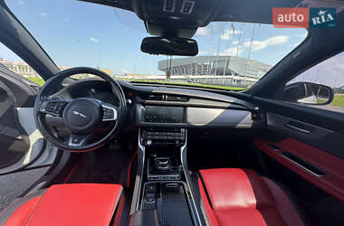 Седан Jaguar XF 2016 в 