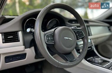 Седан Jaguar XF 2016 в 