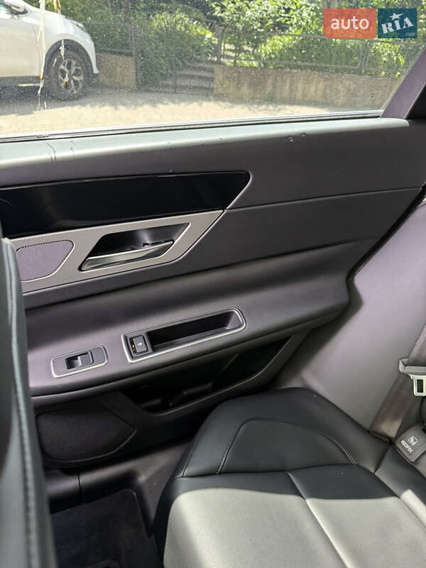 Седан Jaguar XF 2015 в Львове