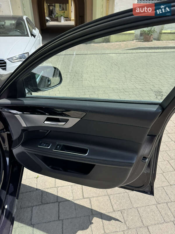 Седан Jaguar XF 2015 в Львове