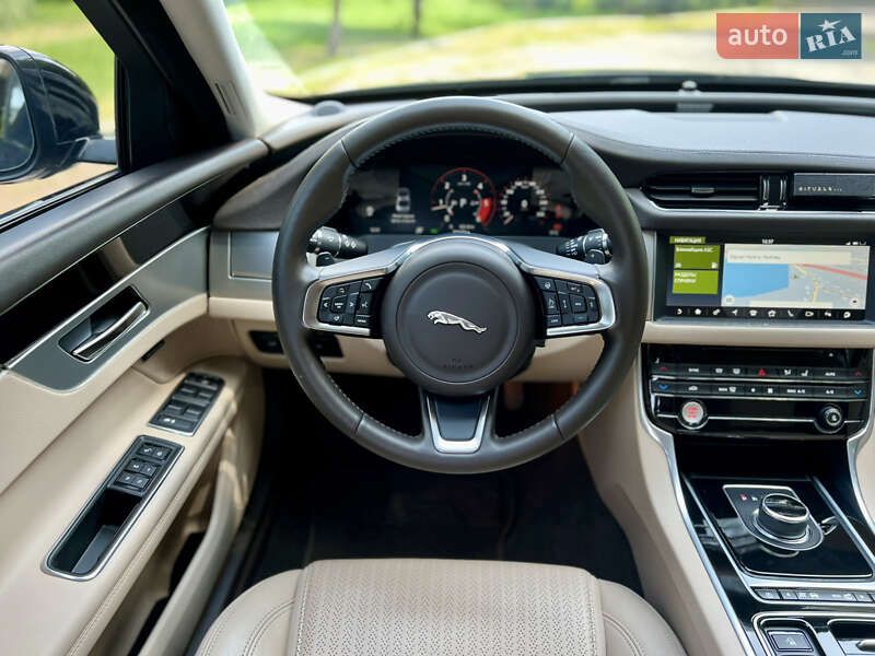 Седан Jaguar XF 2018 в Валках
