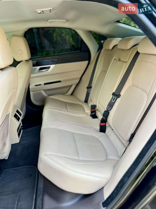 Седан Jaguar XF 2018 в Валках