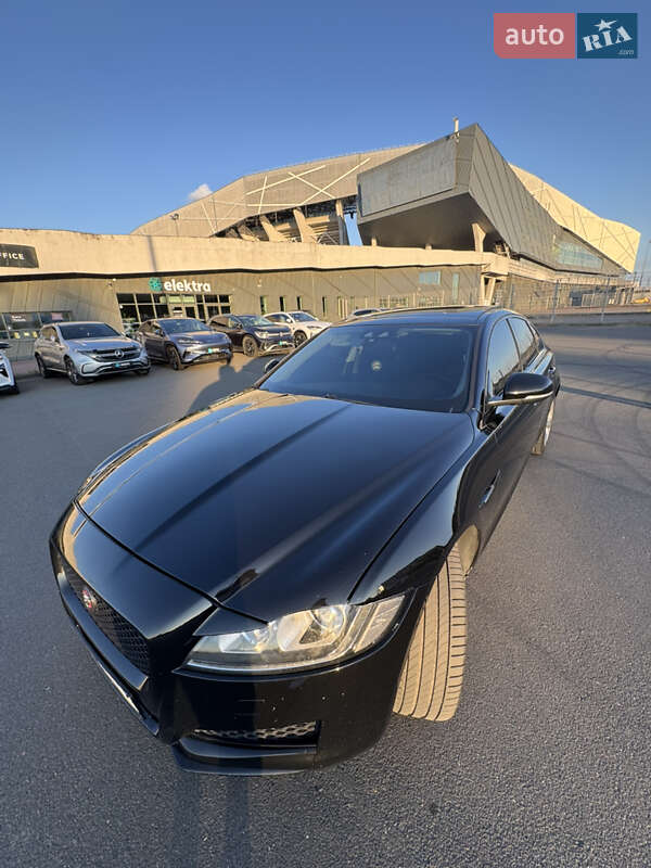 Седан Jaguar XF 2017 в Львове