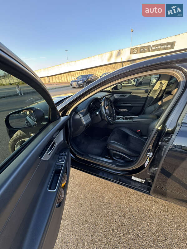 Седан Jaguar XF 2017 в Львове