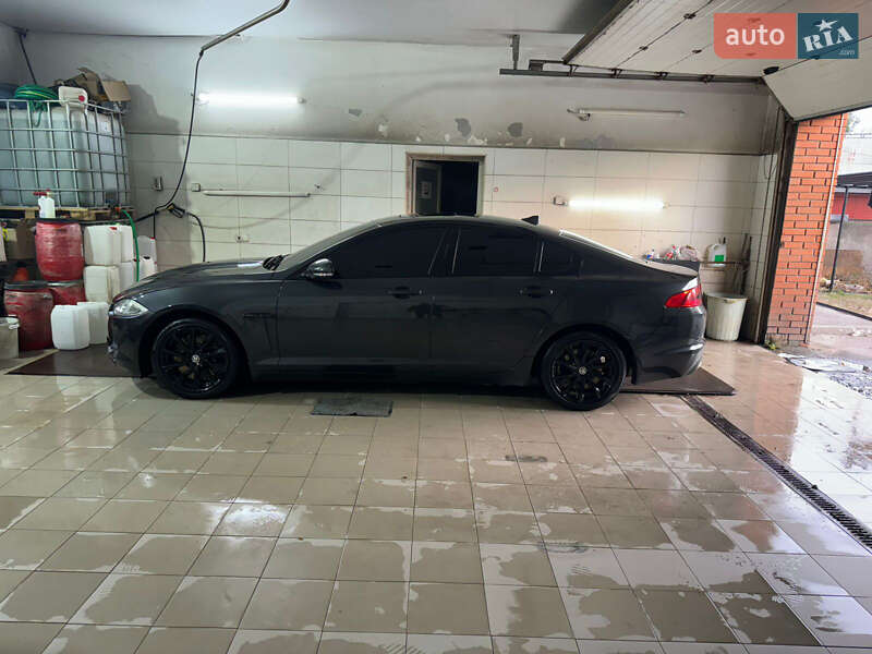 Седан Jaguar XF 2013 в Дніпрі