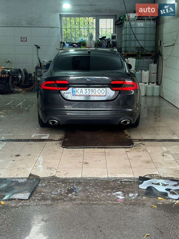 Седан Jaguar XF 2013 в Дніпрі