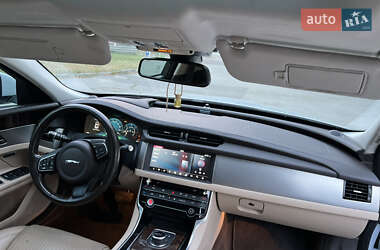 Седан Jaguar XF 2017 в 
