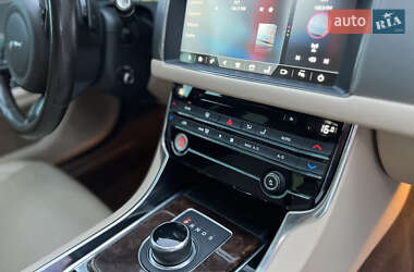 Седан Jaguar XF 2017 в 