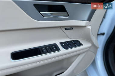 Седан Jaguar XF 2017 в 