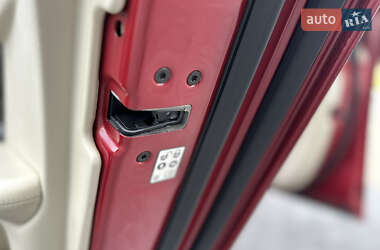Седан Jaguar XF 2012 в 