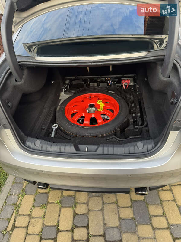 Седан Jaguar XF 2016 в Львові