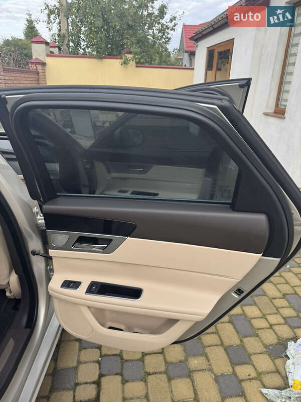 Седан Jaguar XF 2016 в Львові