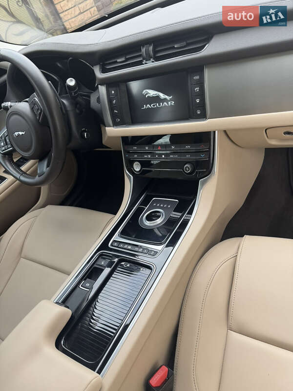 Седан Jaguar XF 2016 в Львові