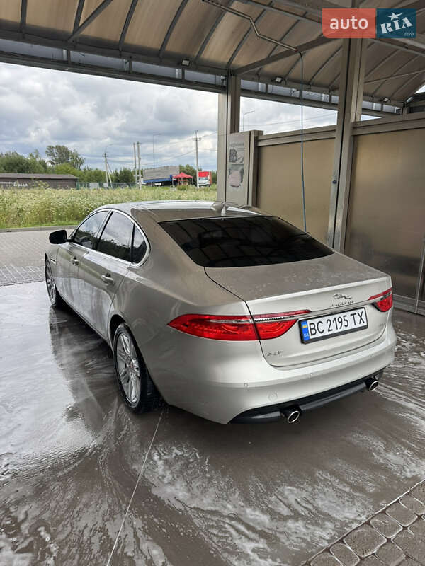 Седан Jaguar XF 2016 в Львові