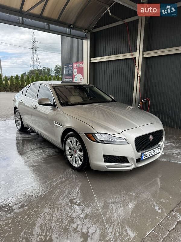 Седан Jaguar XF 2016 в Львові