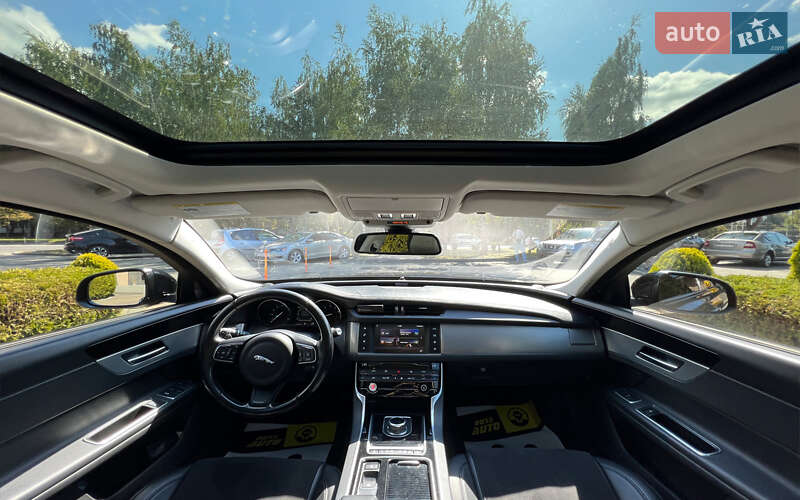 Седан Jaguar XF 2017 в Львове
