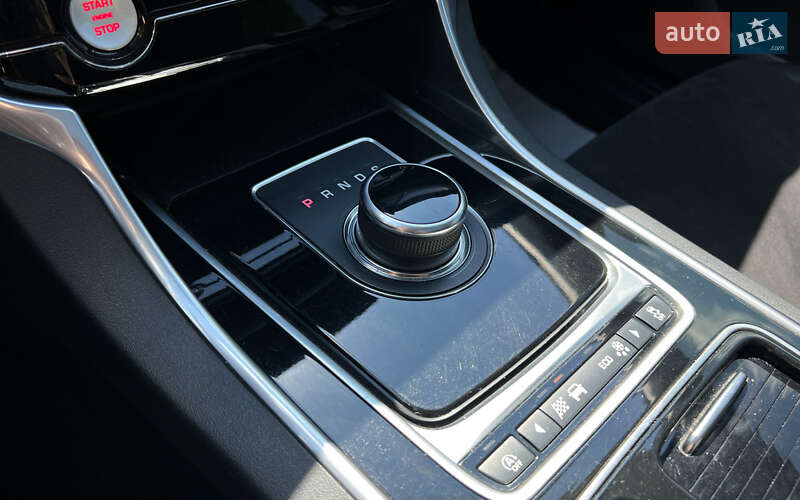 Седан Jaguar XF 2017 в Львове
