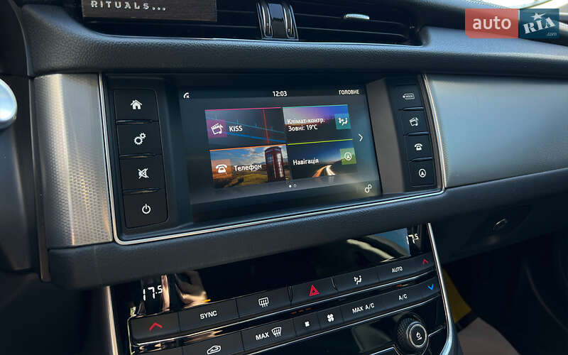 Седан Jaguar XF 2017 в Львове