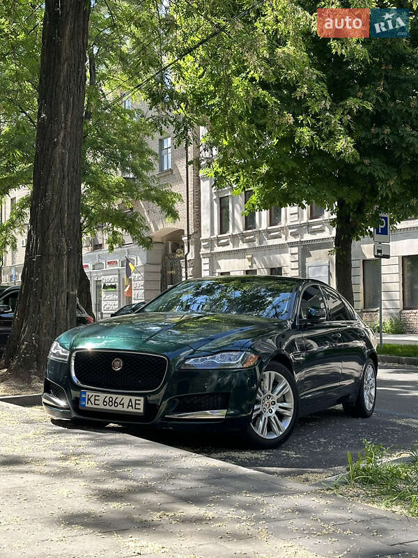 Седан Jaguar XF 2016 в 