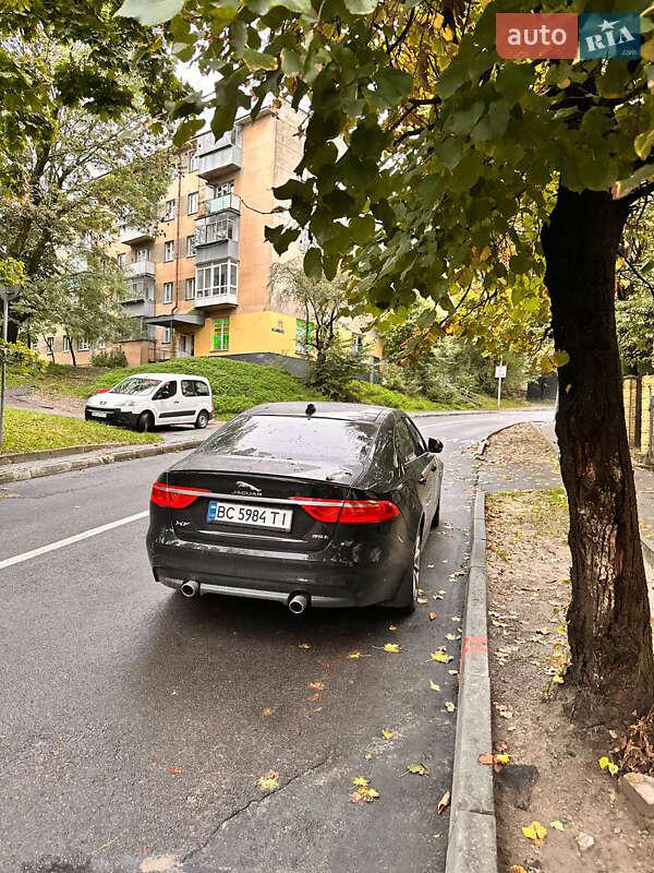 Седан Jaguar XF 2016 в Львове
