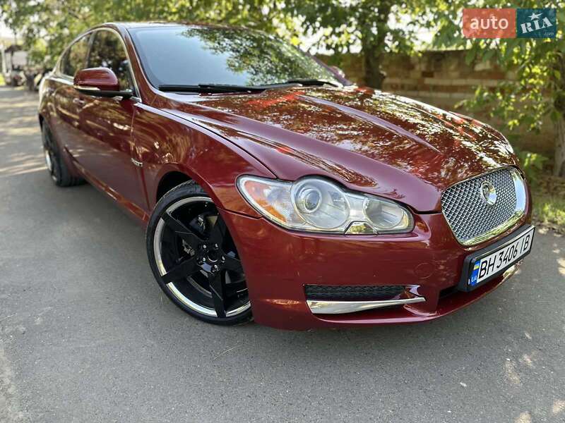 Седан Jaguar XF 2012 в 