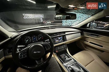 Седан Jaguar XF 2017 в 