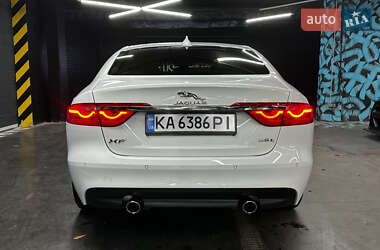 Седан Jaguar XF 2017 в 