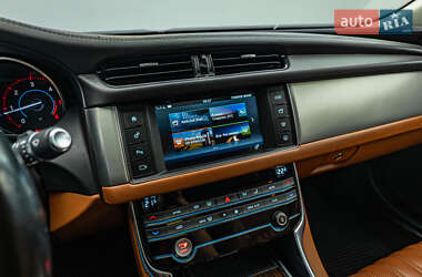 Седан Jaguar XF 2016 в 