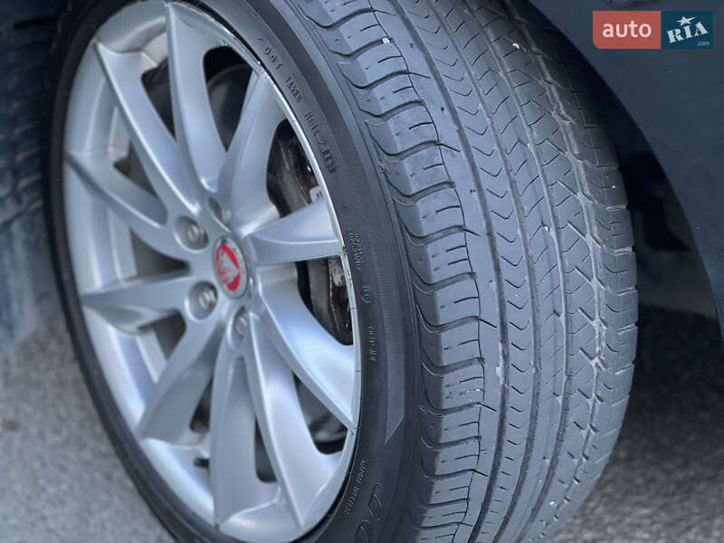 Седан Jaguar XF 2014 в Тернополі